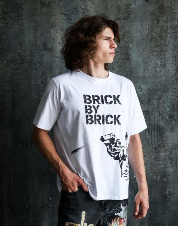 Футболка унісекс біла оверсайз з DTF принтом Brick by Brick, бавовна-поліестер