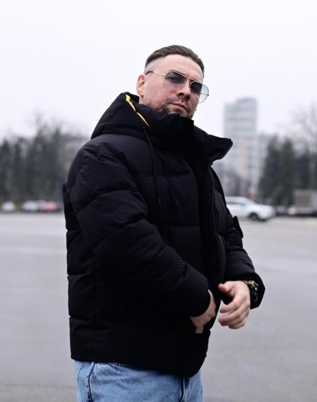 Куртка чоловіча чорна зимова утеплена з капюшоном та патчем