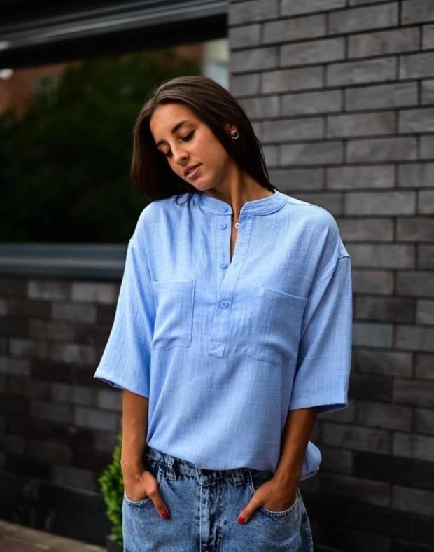 Сорочка жіноча блакитна лляна oversize з накладними кишенями