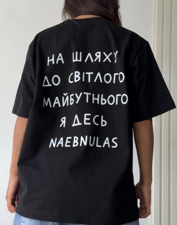 Футболка жіноча чорна оверсайз з принтом 'На шляху до світлого майбутнього'