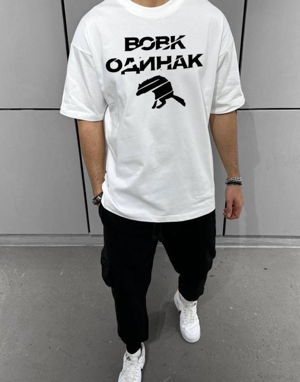 Чоловіча оверсайз футболка з модним принтом