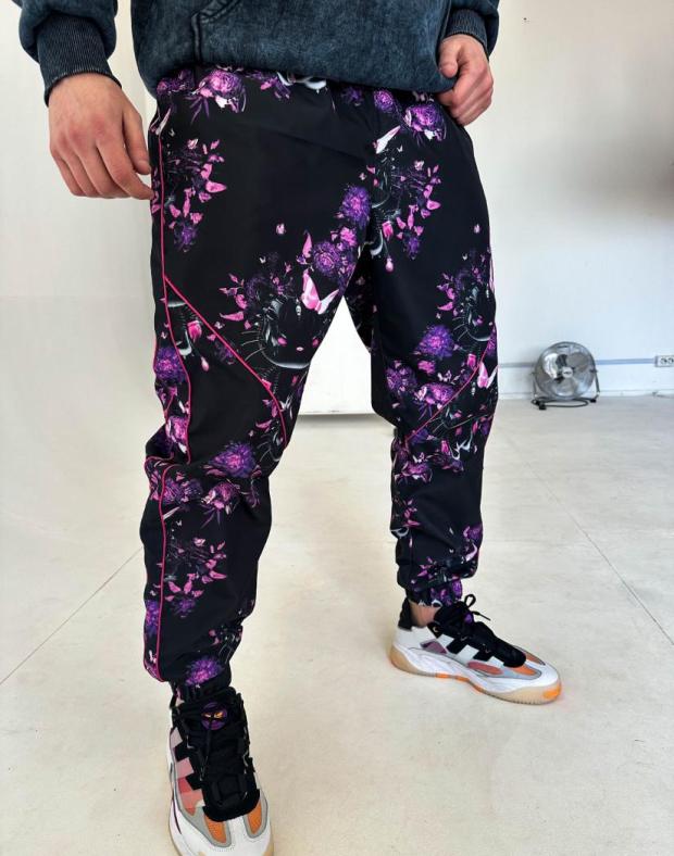 Спортивні штани чоловічі чорні з яскравим принтом, плащівка на підкладці