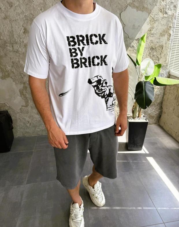 Футболка унісекс біла оверсайз з DTF принтом Brick by Brick, бавовна-поліестер - Фото 3