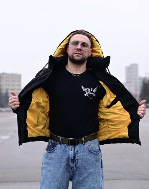 Куртка чоловіча чорна зимова утеплена з капюшоном та патчем