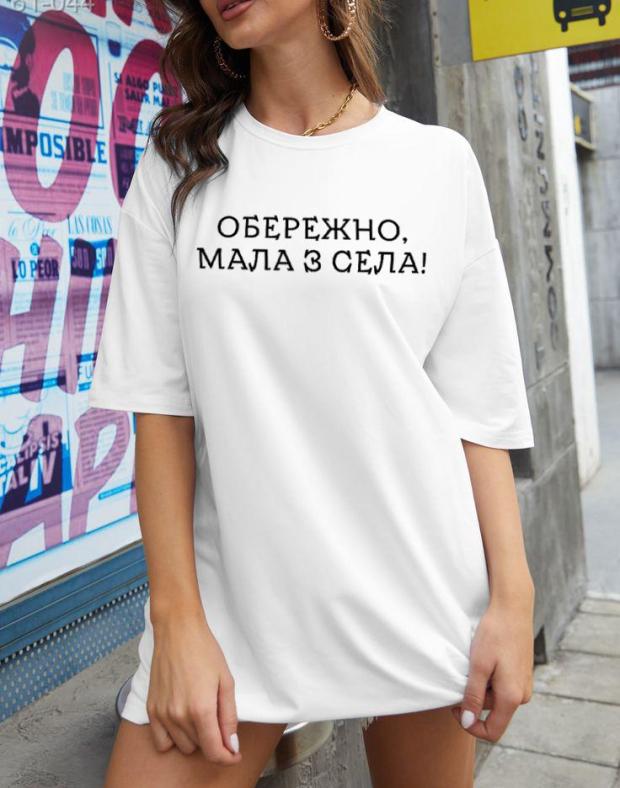 Жіноча оверсайз біла футболка з принтом