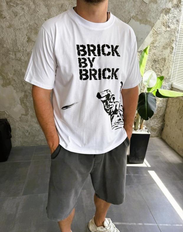 Футболка унісекс біла оверсайз з DTF принтом Brick by Brick, бавовна-поліестер