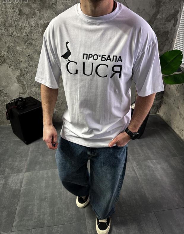 Чоловіча біла зручна оверсайз футболка зі стильним написом - Фото 1