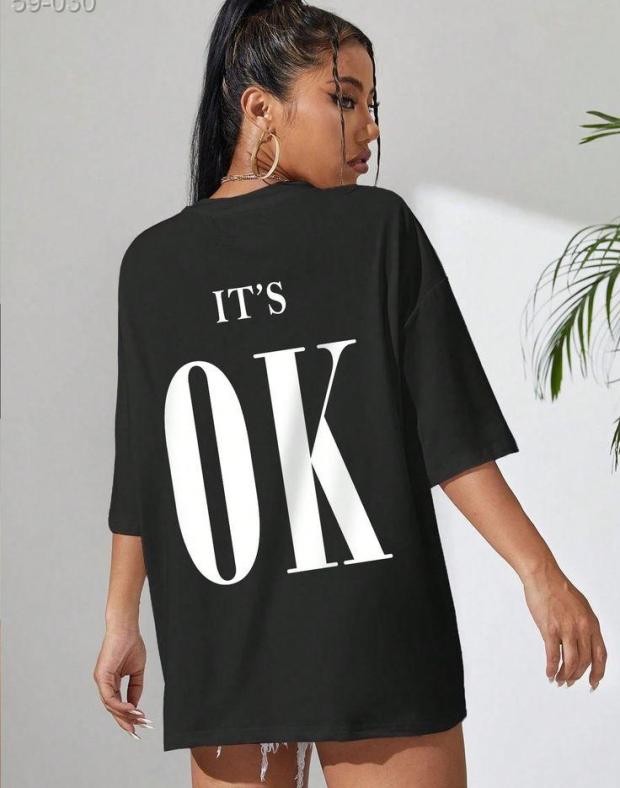 Жіноча чорна оверсайз футболка з написом 'IT'S OK'
