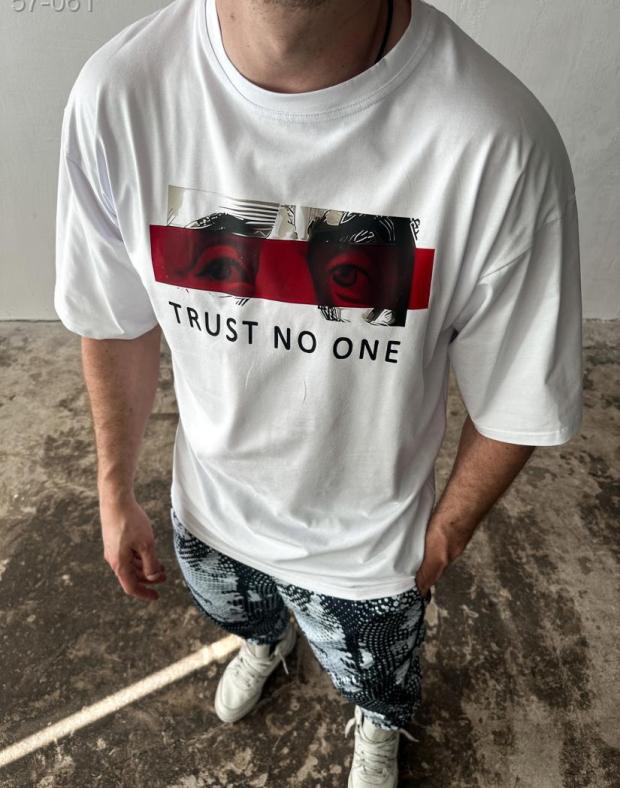 Чоловіча футболка біла з принтом TRUST NO ONE, 100% бавовна