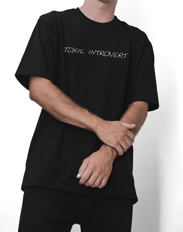 Футболка чоловіча чорна оверсайз з принтом TOXIC INTROVERT, бавовна з поліестером