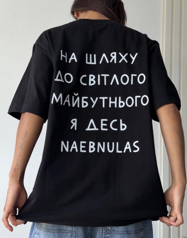 Футболка жіноча чорна оверсайз з принтом 'На шляху до світлого майбутнього'