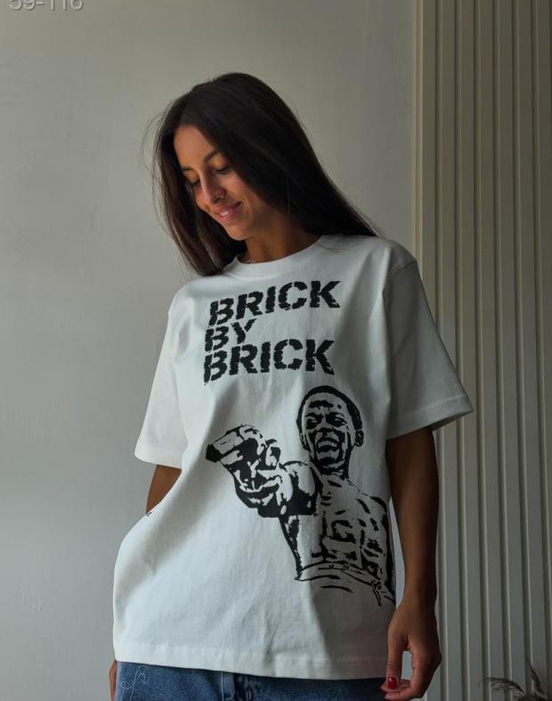 Футболка жіноча біла оверсайз з чорним принтом Brick by Brick, бавовна з поліестером