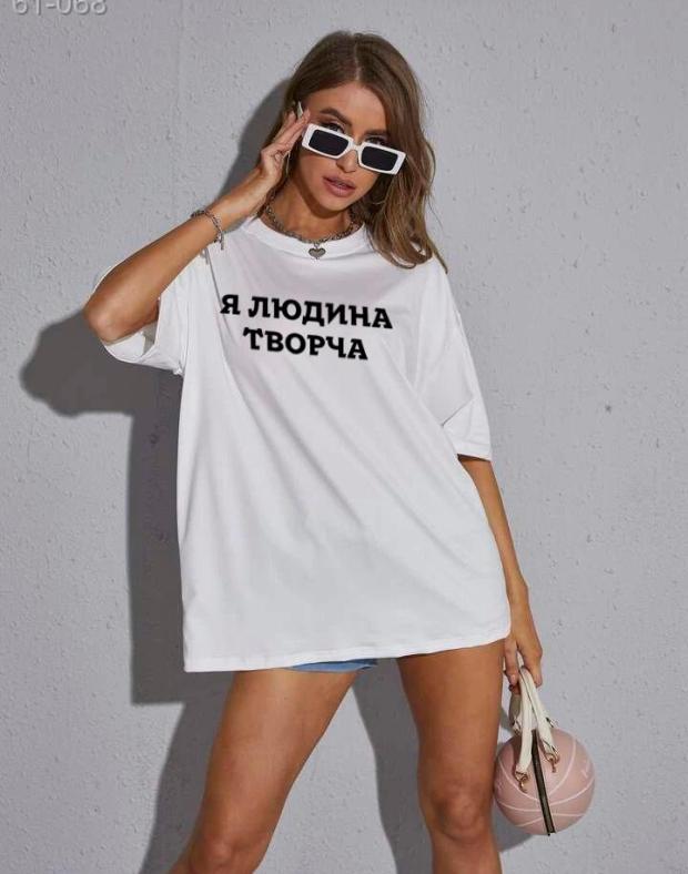 Жіноча біла оверсайз футболка з художнім принтом