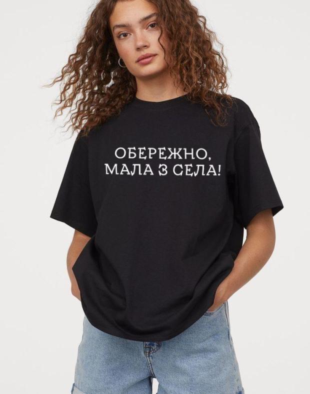 Жіноча чорна оверсайз футболка з принтом