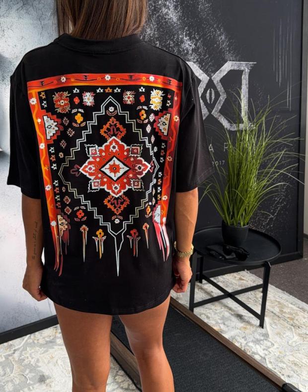 Футболка жіноча чорна oversize з етнічним ДТФ-принтом, бавовна - Фото 3