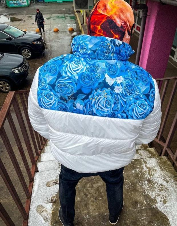 Чоловіча зимова куртка білого кольору з принтом - Фото 3