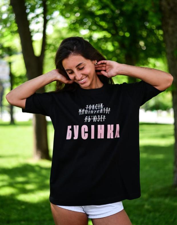 Футболка жіноча чорна оверсайз з принтом БУСІНКА