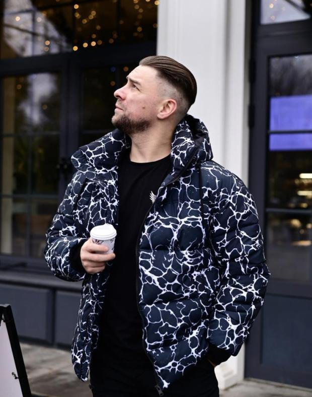Куртка чоловіча чорна з білим принтом утеплена з капюшоном